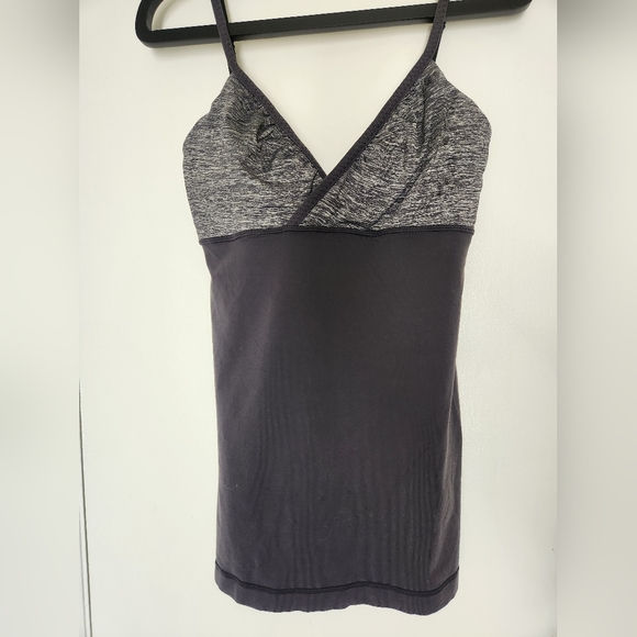 Lululemon Grey adjustable straps Tank Top with lined support bra size 10 - Picture 4 of 6